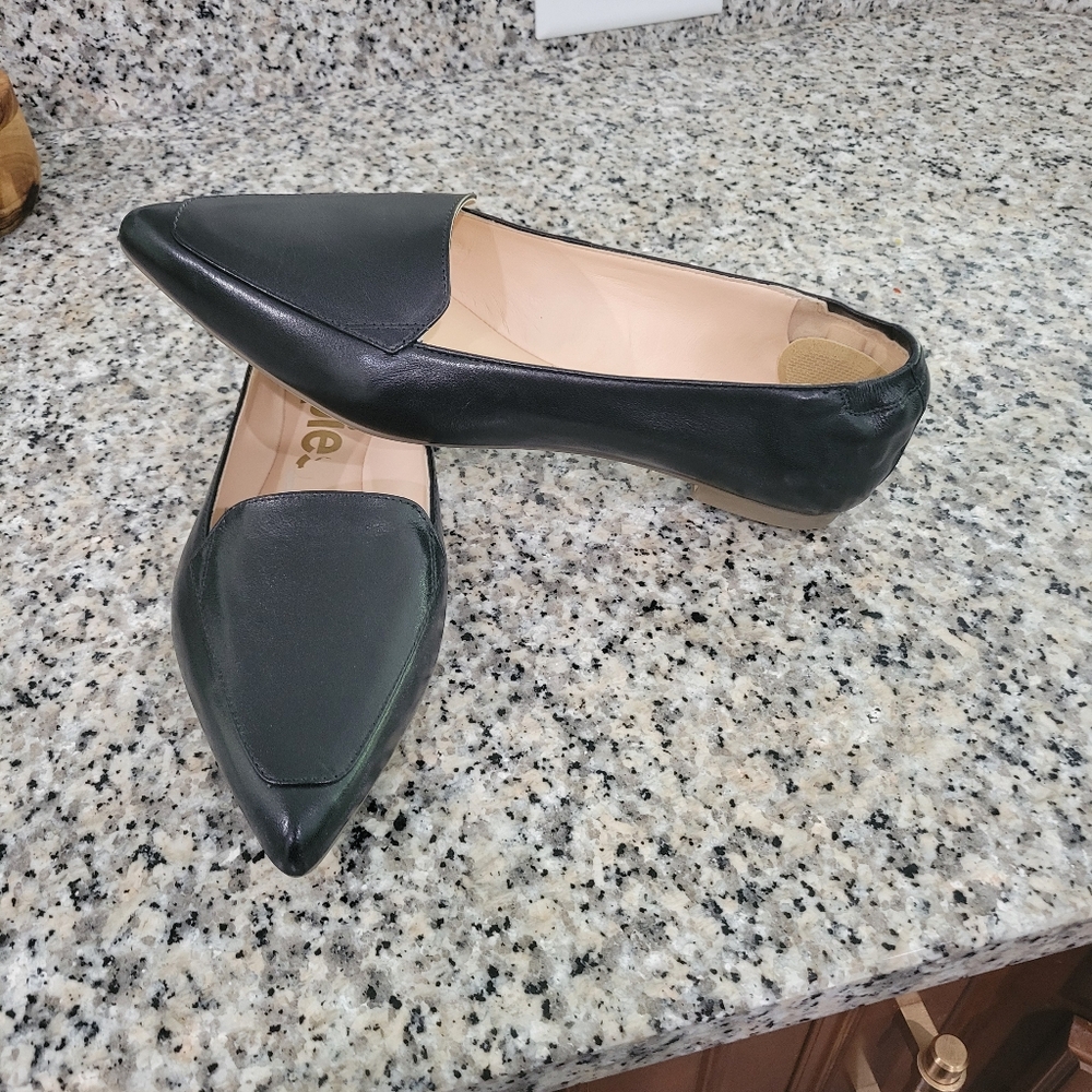 Hush Puppies "Hazel Pointe" black leather flats - size 11 medium